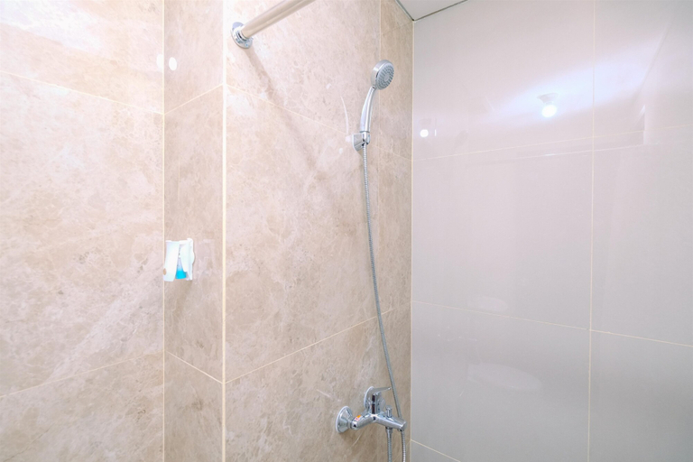 Bathroom 3, Comfy and Modern Studio at Transpark Cibubur Apartment By Travelio, Depok