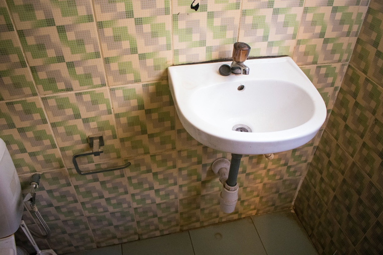 Bathroom 3, Taverna Guest House, Alimosho