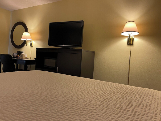 Bedroom 4, Super 8 by Wyndham Colby, Thomas