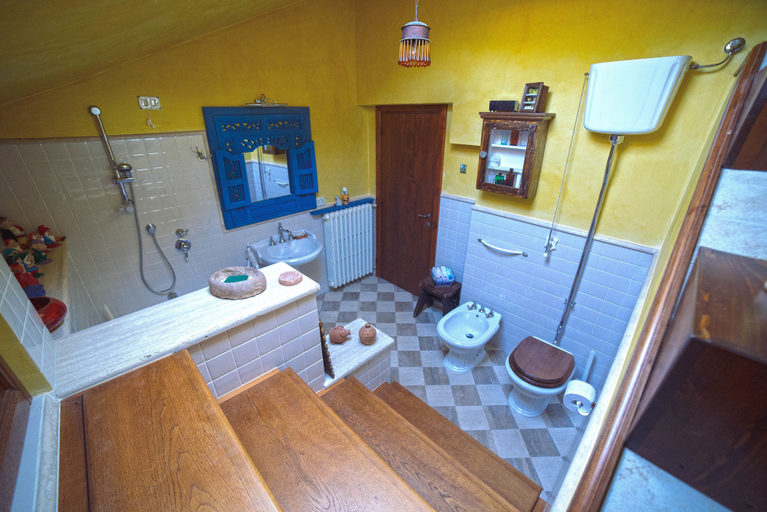 Bathroom 5, Borgo Acque Romane, Fermo