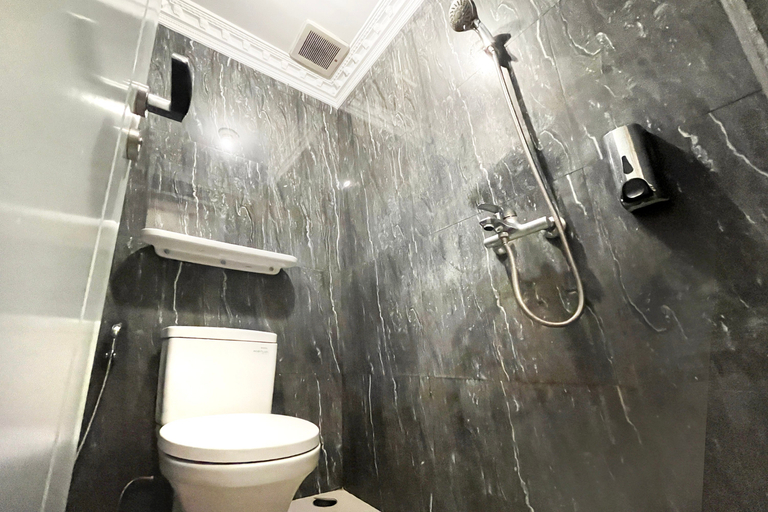 Bathroom 4, Urbanview Hotel Sultan Palace Malang by RedDoorz, Malang
