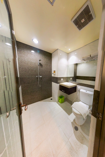 Bathroom 5, Grand Madani Hotel, Lombok