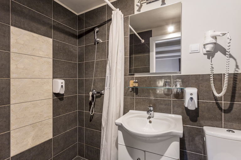 Bathroom 4, Hotel Mika Downtown, Budapesti