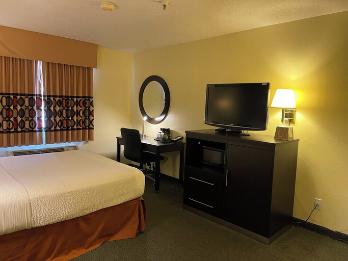 Bedroom 4, Super 8 by Wyndham Colby, Thomas