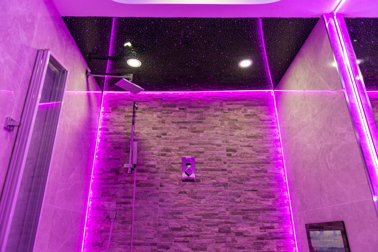 Sport & Beauty 5, Velmora Suites Bradford, Bradford