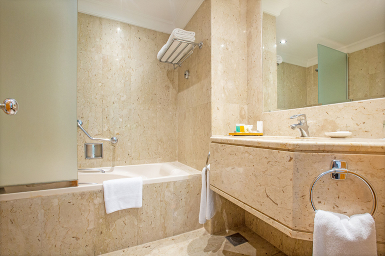 Bathroom 5, Dubai Marine Beach Resort & Spa, Dubai