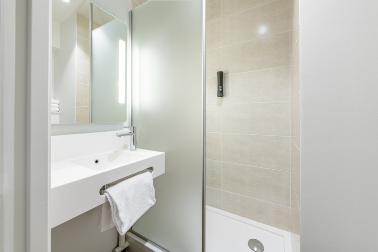 Bathroom 4, B&B HOTEL Bois D'Arcy Saint Quentin en Yvelines, Yvelines