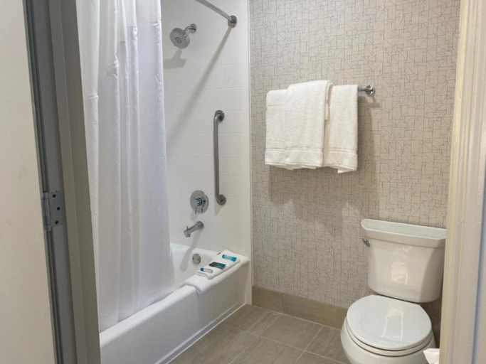 Bathroom 5, Holiday Inn Express & Suites MOUNTAIN VIEW SILICON VALLEY by IHG, Santa Clara
