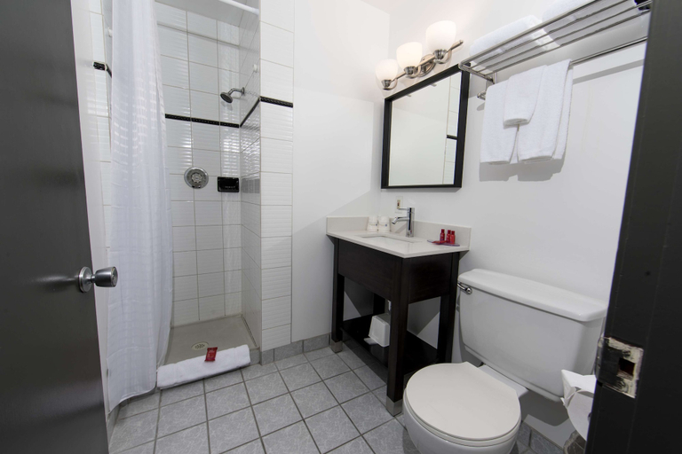 Bathroom 5, SureStay Hotel by Best Western Castlegar, Central Kootenay