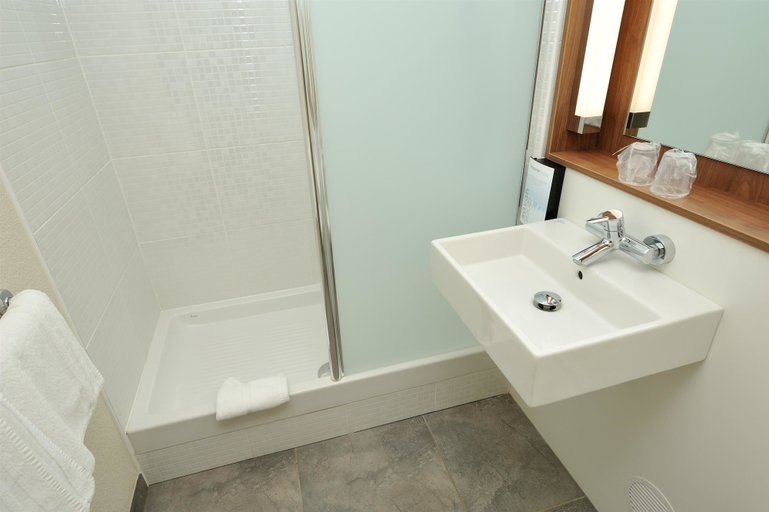 Bathroom 4, Hotel Campanile Beauvais, Oise