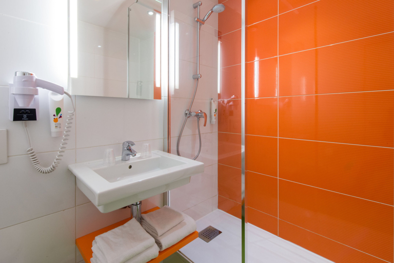 Bathroom 4, ibis Styles Toulouse Labege, Haute-Garonne