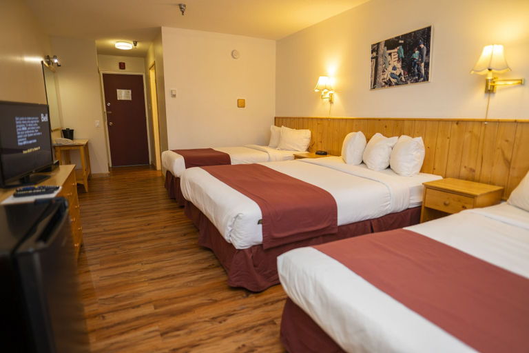 Bedroom 4, Canadas Best Value Inn River View Hotel, Yukon