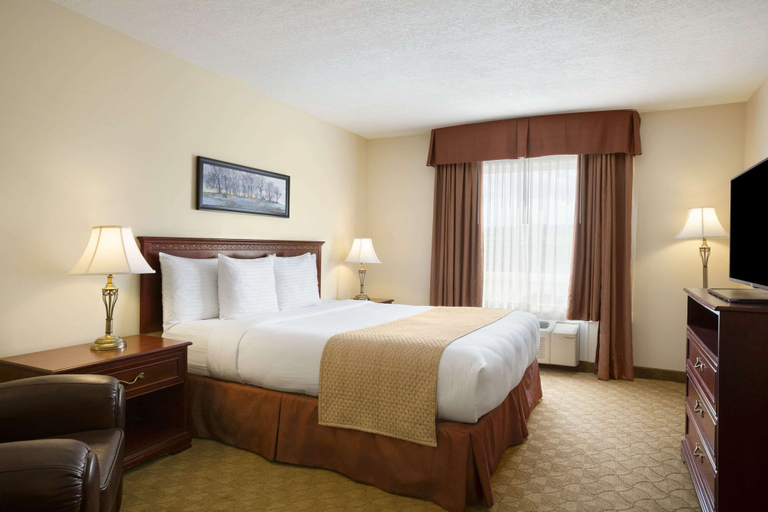 Bedroom 3, Days Inn by Wyndham Dawson Creek, Peace River