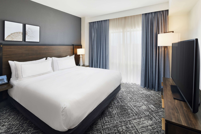 Bedroom 3, Hilton Charlotte Airport, Mecklenburg