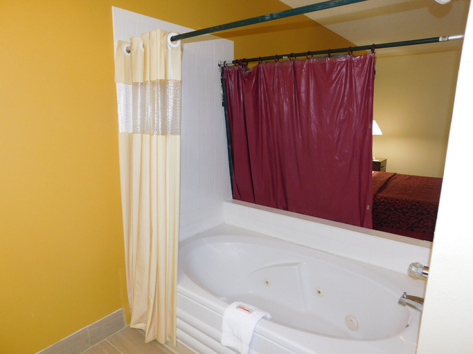 Bathroom 3, Days Inn by Wyndham Walcott Davenport, Scott