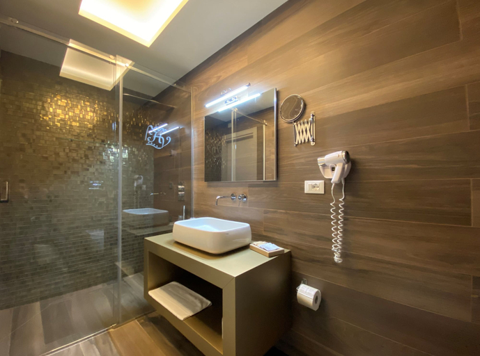 Bathroom 4, Hotel Victoria, Brindisi
