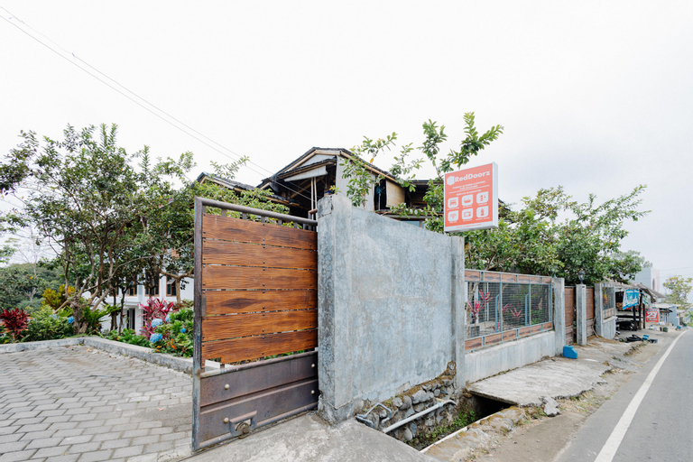 RedDoorz Syariah @ Wisma Djokorio Poncokusumo, Malang