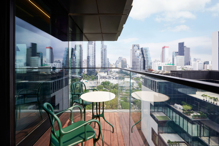 Exterior & Views