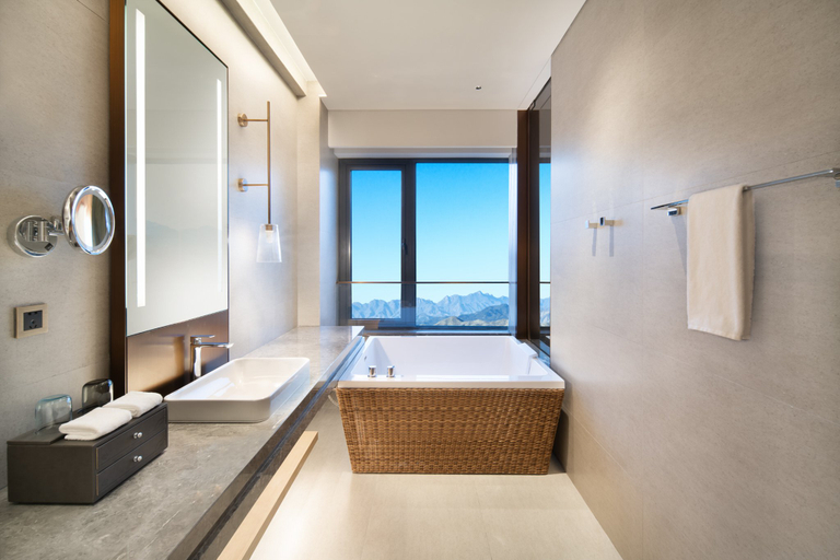 Bathroom 5, Crowne Plaza ZUNHUA HOT SPRING TOWN by IHG, Tangshan