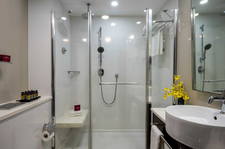 Bathroom 4, Crowne Plaza TEL AVIV BEACH by IHG
