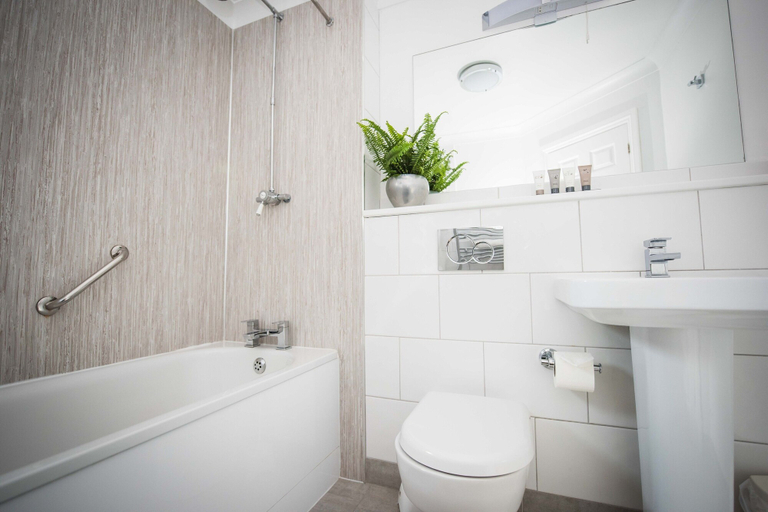 Bathroom 4, Flackley Ash Country House Hotel, East Sussex