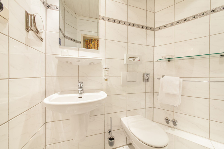 Bathroom 5, Hotel Flora Düsseldorf, Düsseldorf