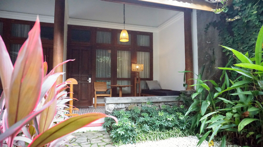 Exterior & Views 4