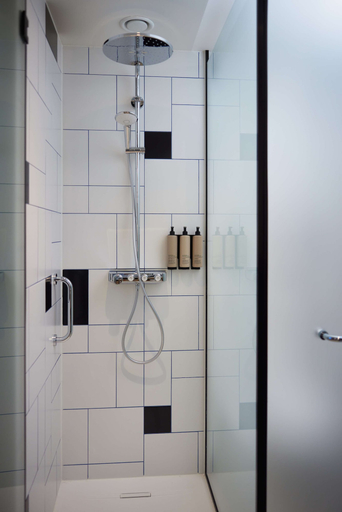 Bathroom 4, Motto by Hilton Rotterdam City Centre, Rotterdam