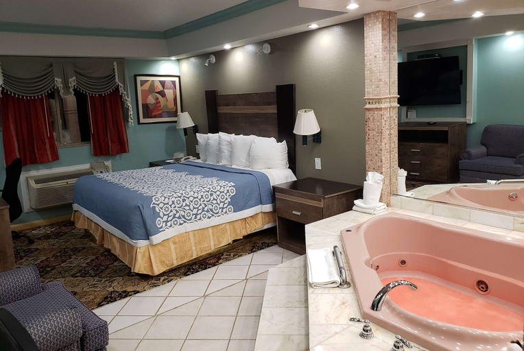 Bedroom 3, Days Inn by Wyndham Nanuet / Spring Valley, Rockland