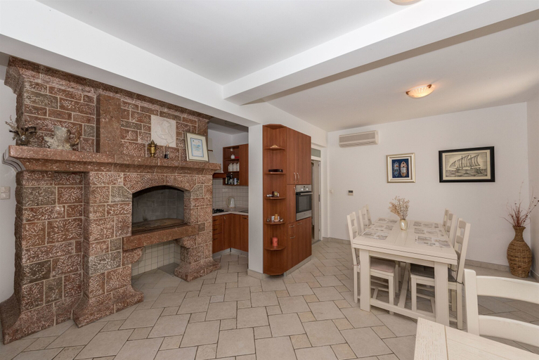 Others 5, Villa Betina, Murter