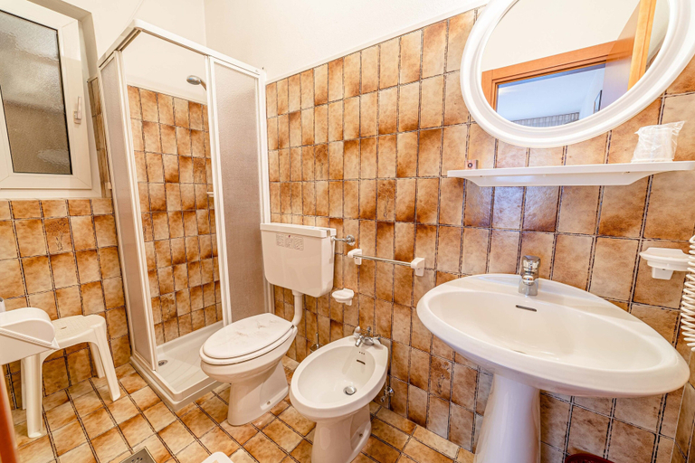 Bathroom 5, Pineta Pastry Hotel, Belluno