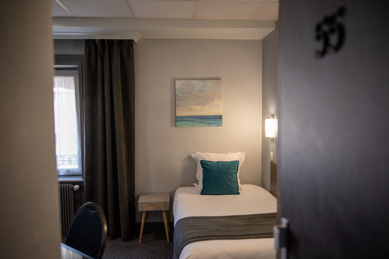 Bedroom 3, Hotel de Normandie, Rhône