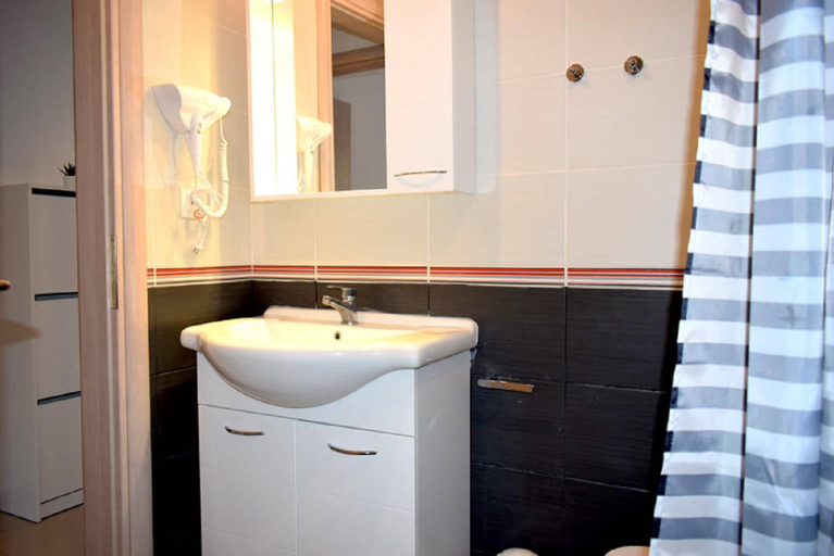 Bathroom 5, Apt - Sleeps 5 - Pets Ok - Balcony - Parking, Central Macedonia