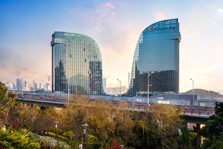 Exterior & Views 12