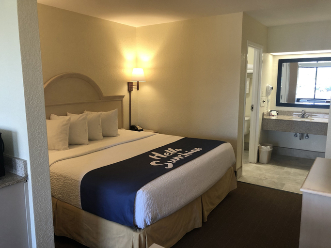 Bedroom 3, Days Inn & Suites by Wyndham Navarre - near Beaches/Hurlburt, Santa Rosa