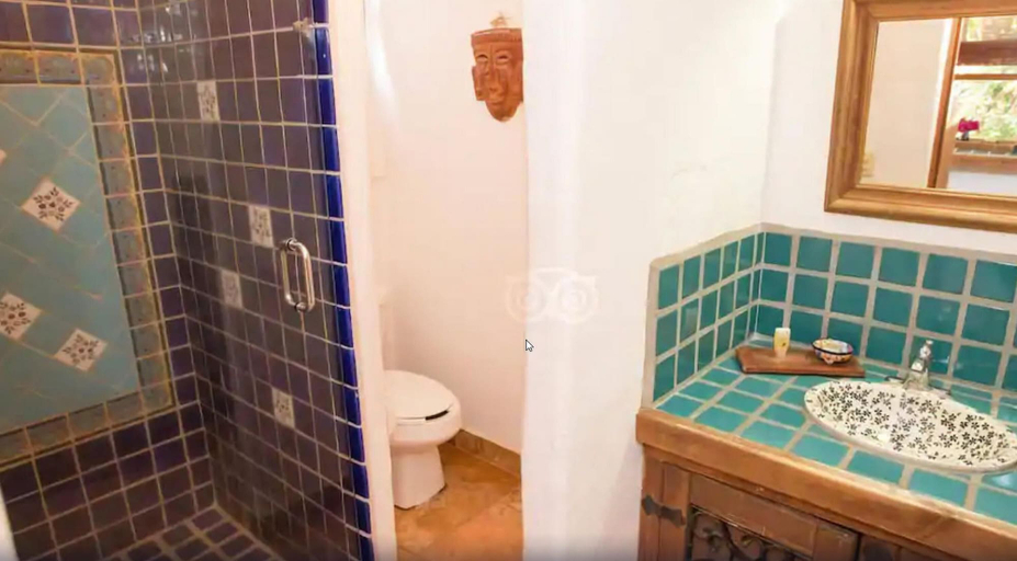 Bathroom 4, The Bungalows Hotel, La Paz