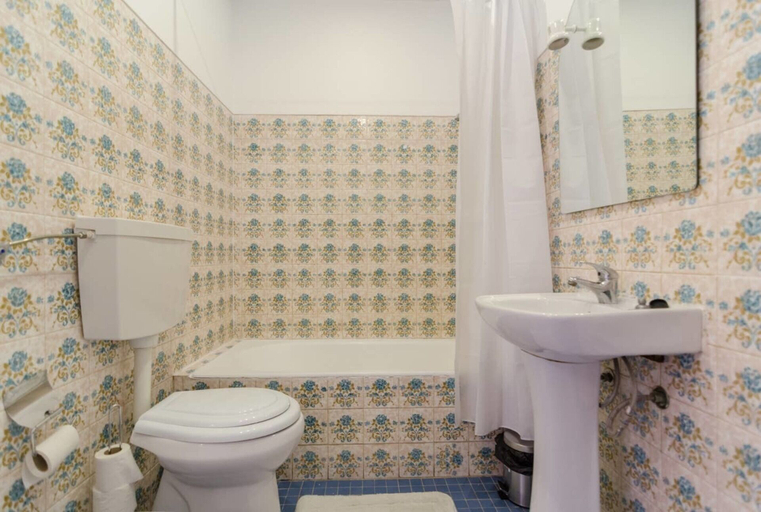Bathroom 5, Remarkable 2-bed Apartment, Portimão