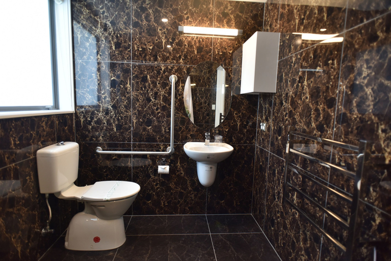 Bathroom 4, 103 Prince of Bealey Motel, Christchurch