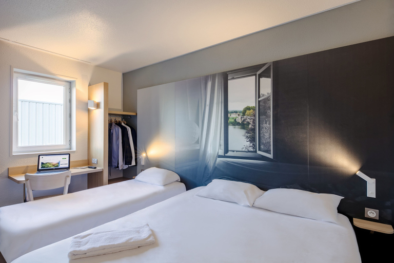Bedroom 2, B&B HOTEL Poitiers 1 Futuroscope, Vienne
