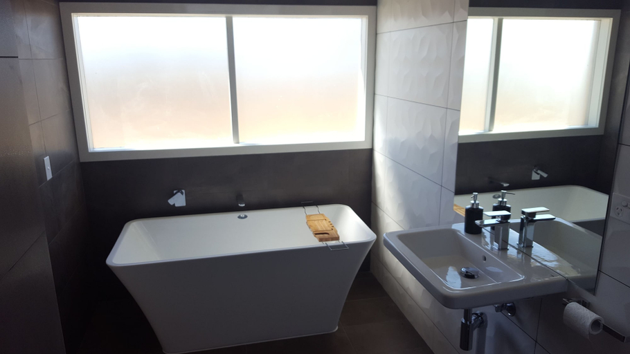 Bathroom 4, Lara Lodge, Greater Geelong - Pt C
