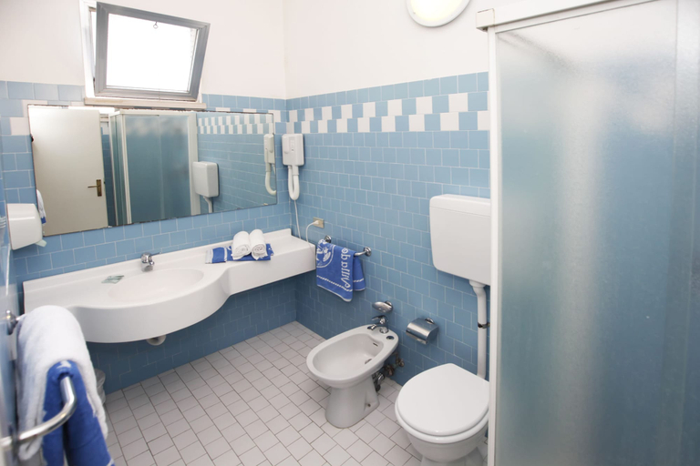 Bathroom 5, Hotel Villa dei Fiori, Rimini