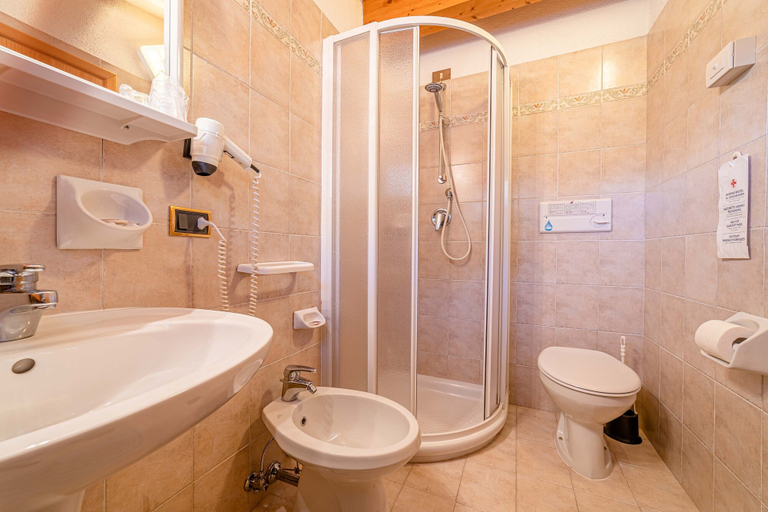 Bathroom 5, Pineta Pastry Hotel, Belluno