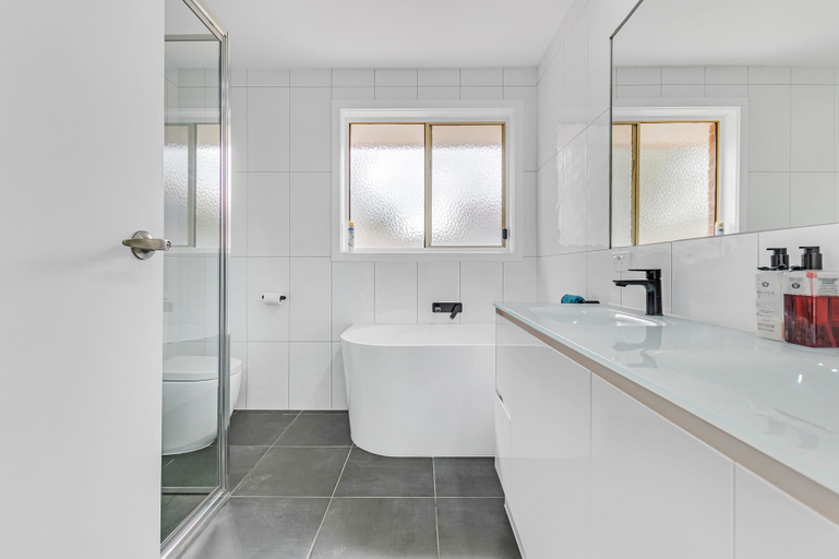 Bathroom 3, Echuca Moama Holiday Accommodation 1, Campaspe - Echuca