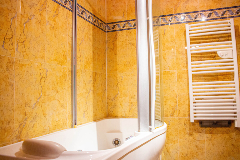 Bathroom 5, Hôtel du Port et des bains, Somme