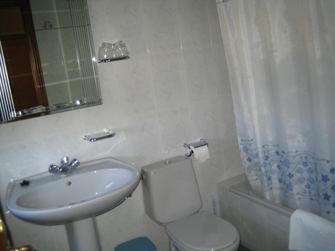 Bathroom 5, Hotel Chola, Pontevedra