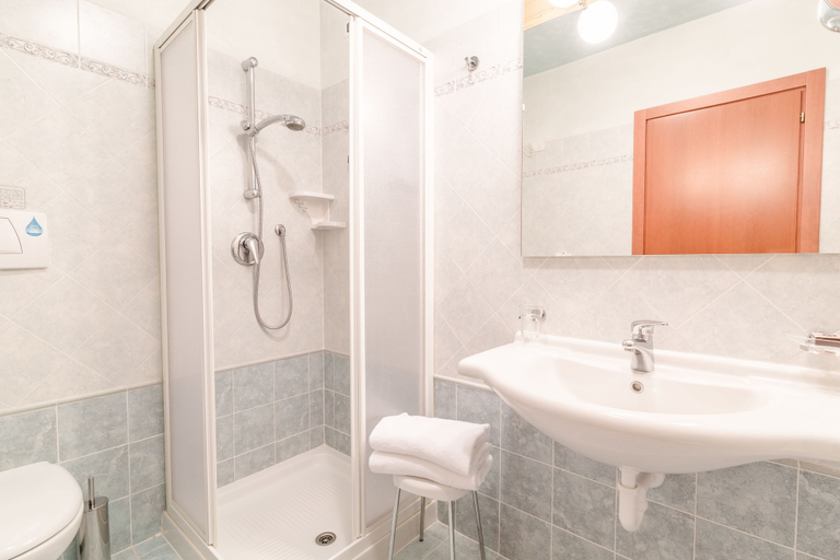 Bathroom 5, Pineta Pastry Hotel, Belluno
