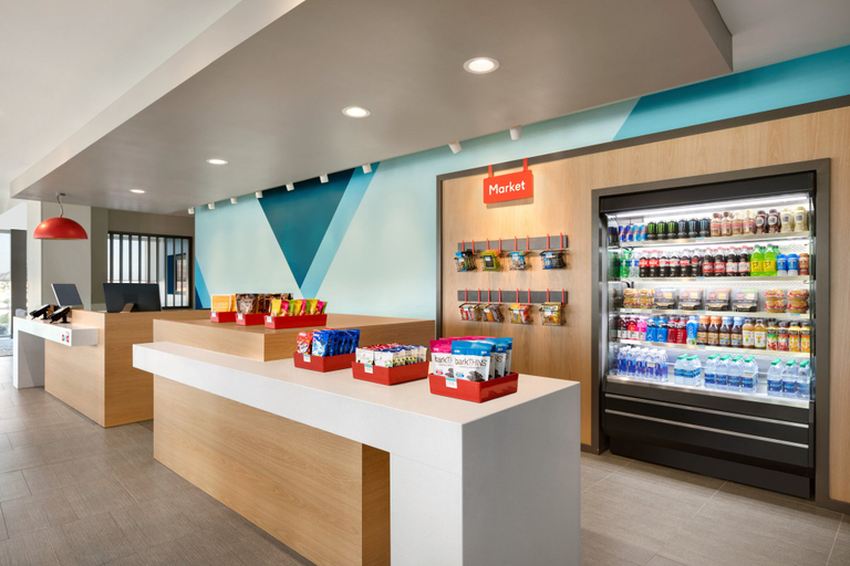 Food & Drinks 3, avid hotel CEDAR RAPIDS SOUTH - ARPT AREA by IHG, Linn