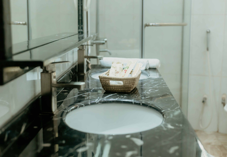 Bathroom 5, Panama Garden Resort, Moshi Urban