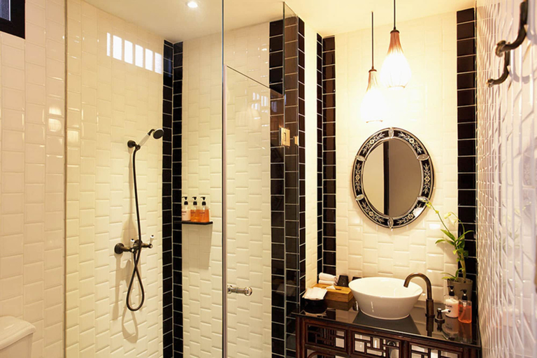 Bathroom 4, Baan Chart, Phra Nakhon