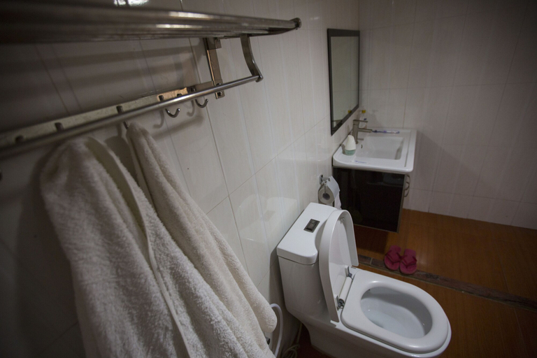 Bathroom 3, M. Residency I, Kinondoni